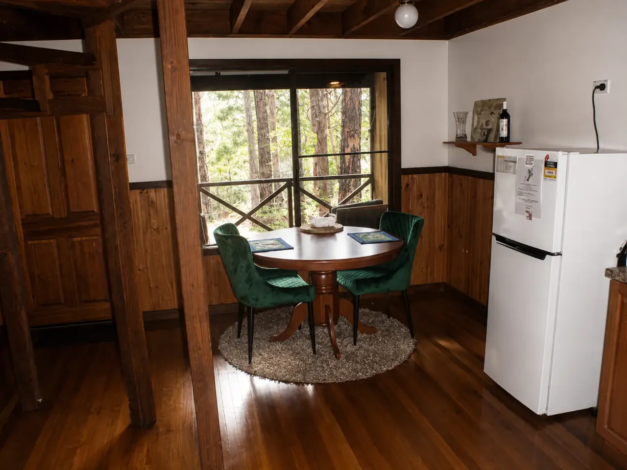 The fully equipped kitchen and dining setting inside a chalet